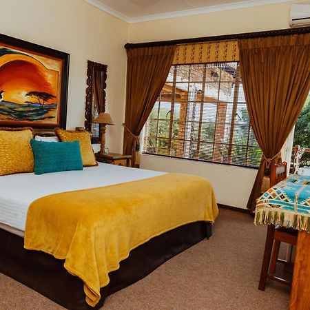 Boubou Bed And Breakfast รัสเทนเบิร์ก ภายนอก รูปภาพ