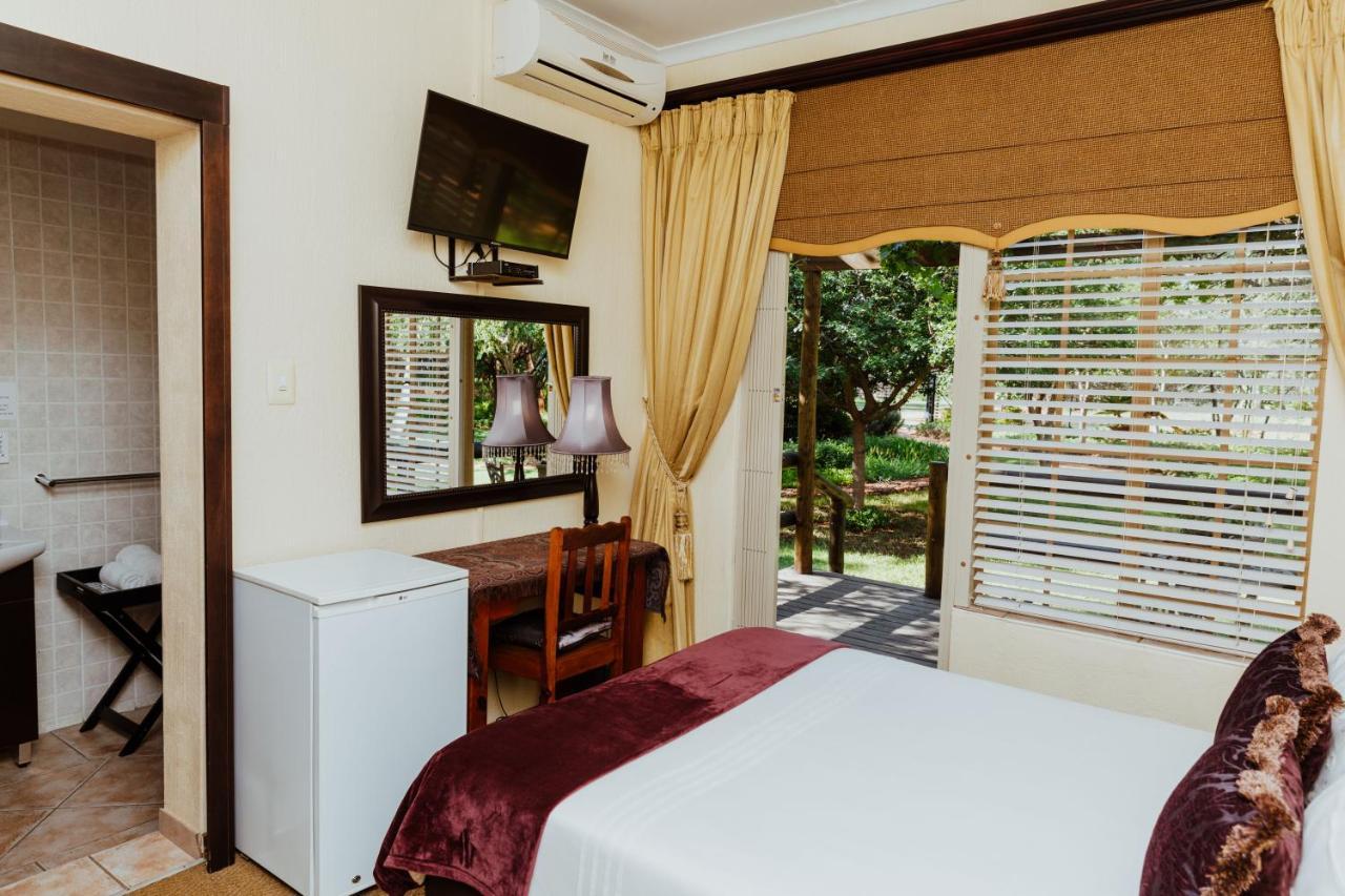 Boubou Bed And Breakfast รัสเทนเบิร์ก ภายนอก รูปภาพ